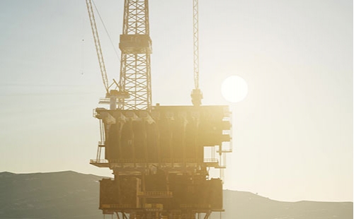 若是一個(gè)錐形托輥的分貝超越根底線8分貝，咱們以為這個(gè)軸承需求光滑。當(dāng)咱們意識到這個(gè)軸承需求光滑，那么曉得什么時(shí)候中止注油將會避免過度光滑的呈現(xiàn)。能夠依照以下三步來完結(jié)：1）、當(dāng)寫入光滑油時(shí)光滑技能員運(yùn)用超聲波儀器檢測軸承。漸漸注油直到分貝強(qiáng)度降到根底線。2）、若是沒有根底線作為輔導(dǎo)，光滑油的用量應(yīng)在聲響下降后又上升時(shí)中止。這時(shí)，技能員應(yīng)中止持續(xù)運(yùn)用光滑油。3）、以錐形托輥、沖突托輥生產(chǎn)商的輔導(dǎo)